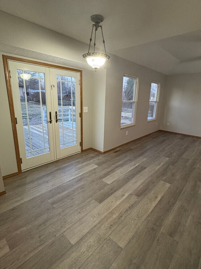 Building Photo - 3 Bedroom Home with large fenced in backyard