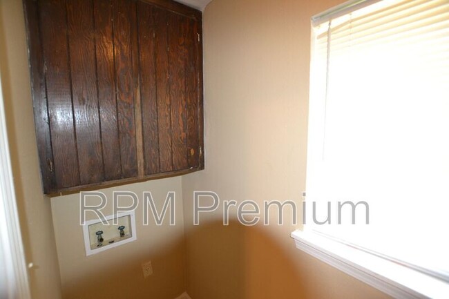 Building Photo - 2150 N Sherwood Forest Dr