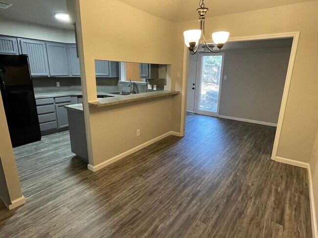 Building Photo - 3 BEDROOM 2 BATHROOM HOUSE IN DENTON