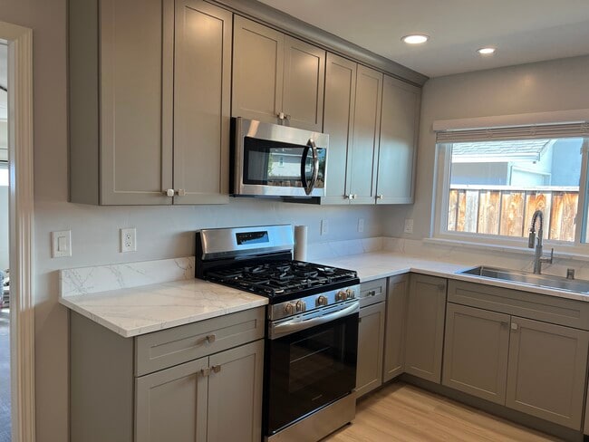 Building Photo - 145 Evergreen Way