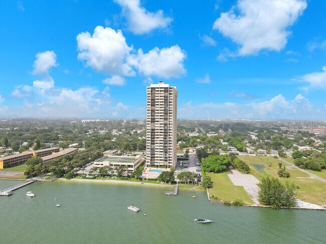 Building Photo - 5600 N Flagler Dr