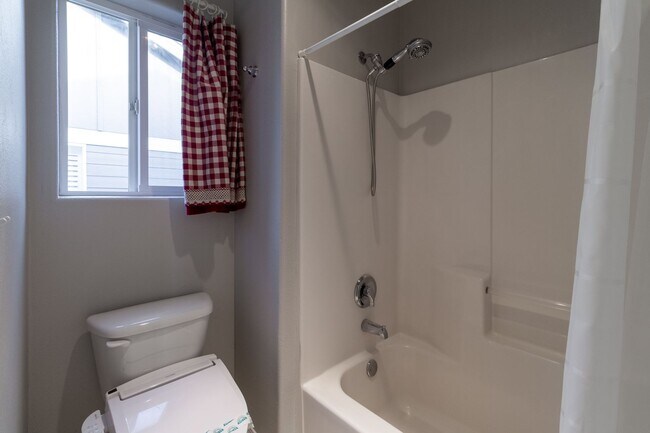 Building Photo - Beautiful 4 bedroom, 2.5 bathroom-Union Hi...