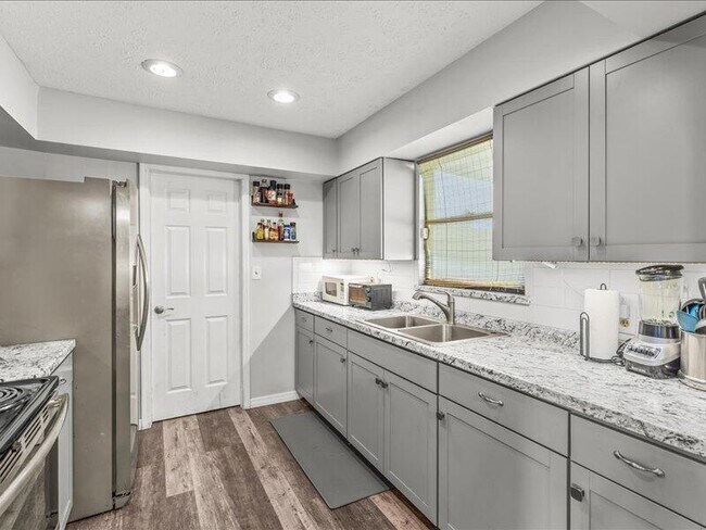 Building Photo - 1297 SE Floresta Dr