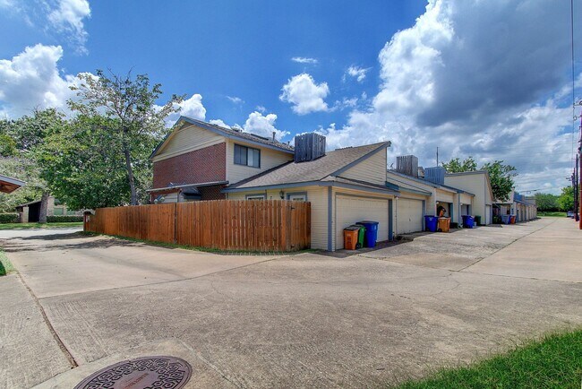 Building Photo - Foster Lane Town Homes NM