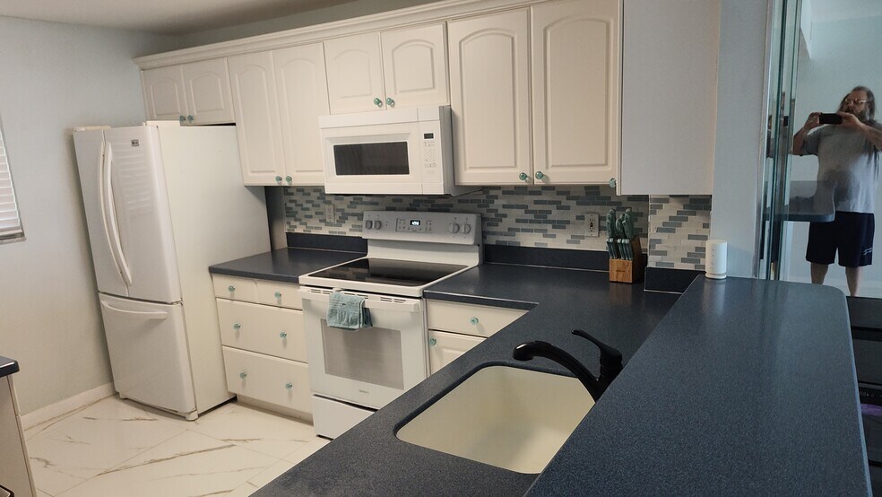 Building Photo - 9940 S Ocean Dr