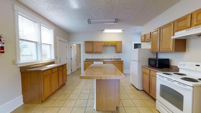 Building Photo - 225 E 11th Ave