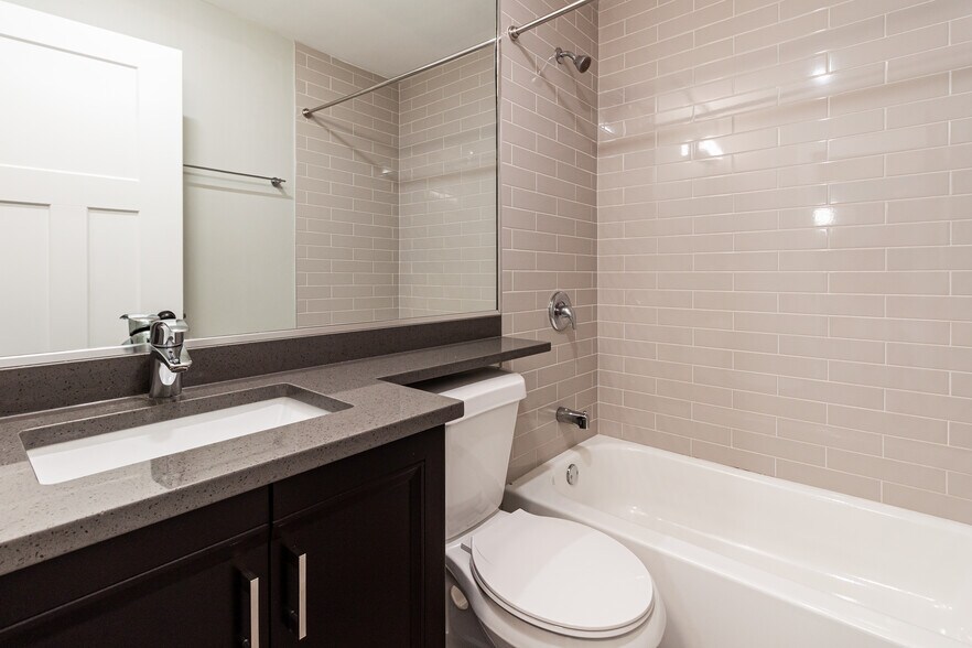 Building Photo - 525 W Surf St