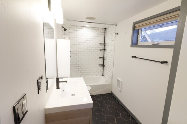 Building Photo - Unique Tiny Home in Hiatus neighborhood cl...