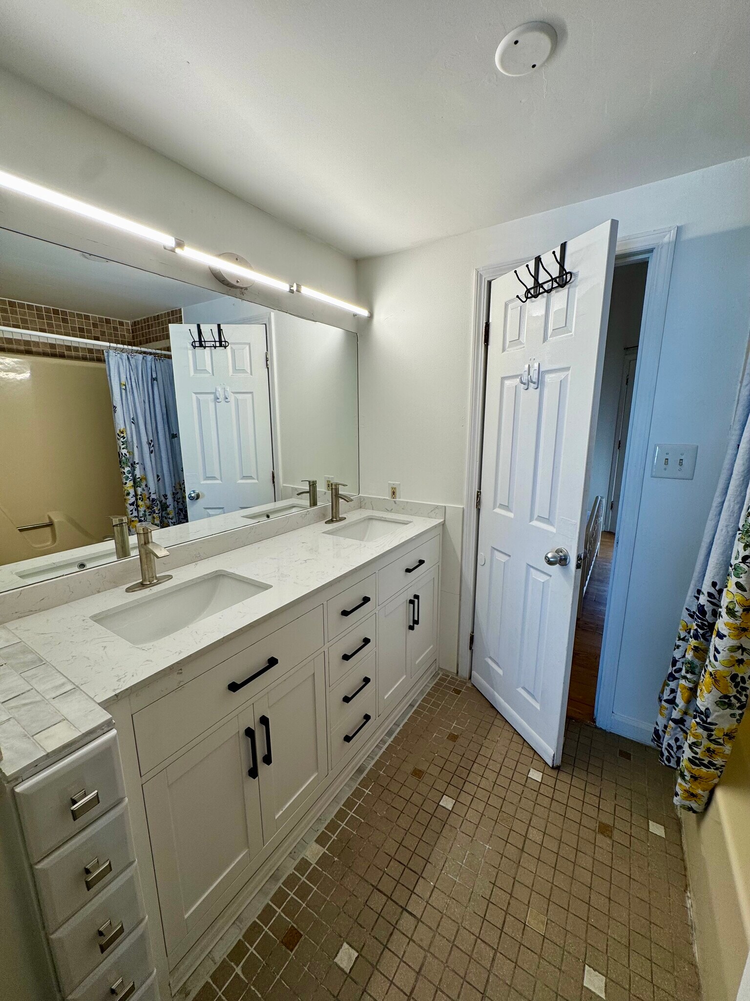 Building Photo - 111 E 6th St