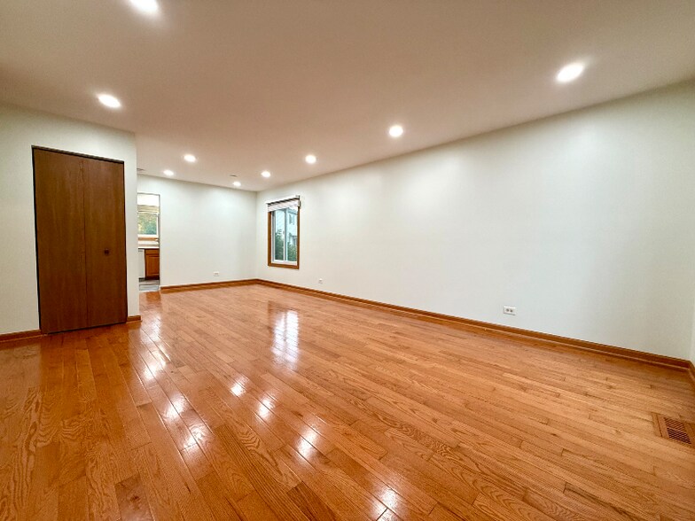 Building Photo - 2449 Carlton Dr