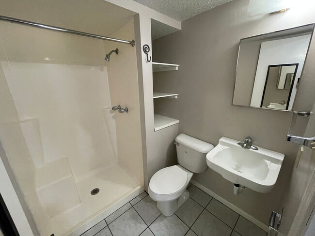 Building Photo - Studio apartment 1/2 block from campus. Av...