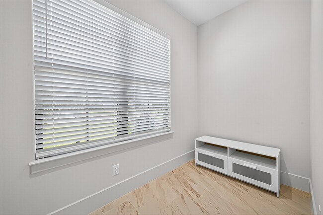 Building Photo - 2427 Camden Creek Ln