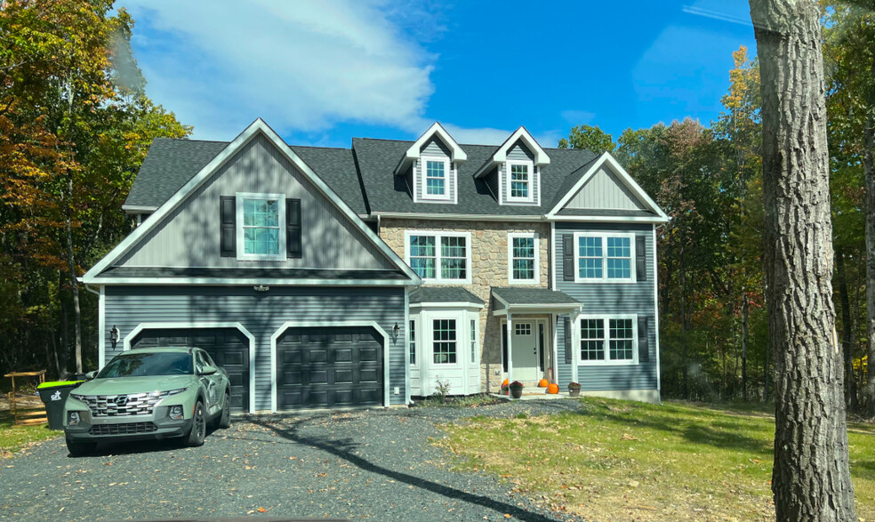Building Photo - 121 Red Bud Ln