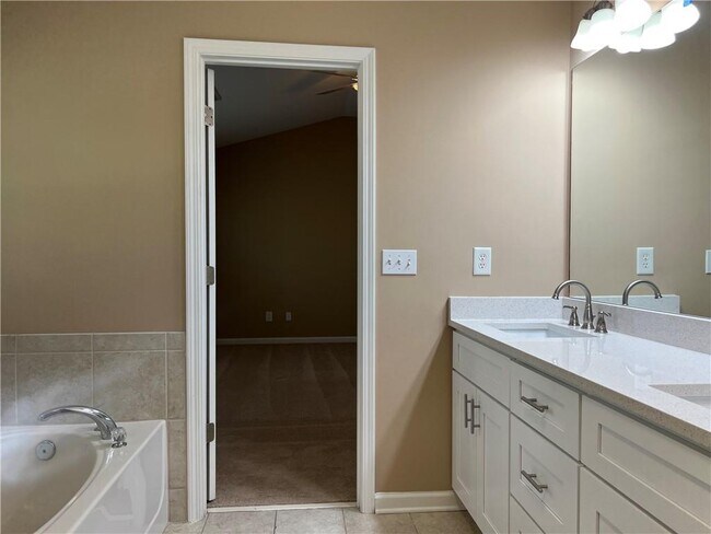 Building Photo - 3413 Stoneham Dr NW