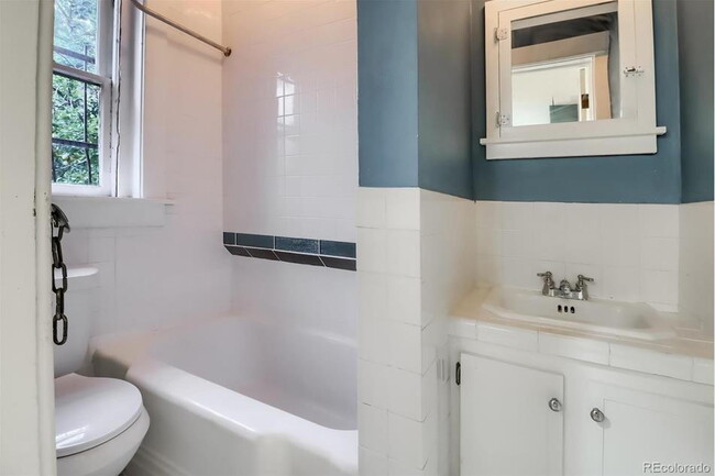 Building Photo - Charming 4 Bed, 2 Bath Town Home in Prime ...