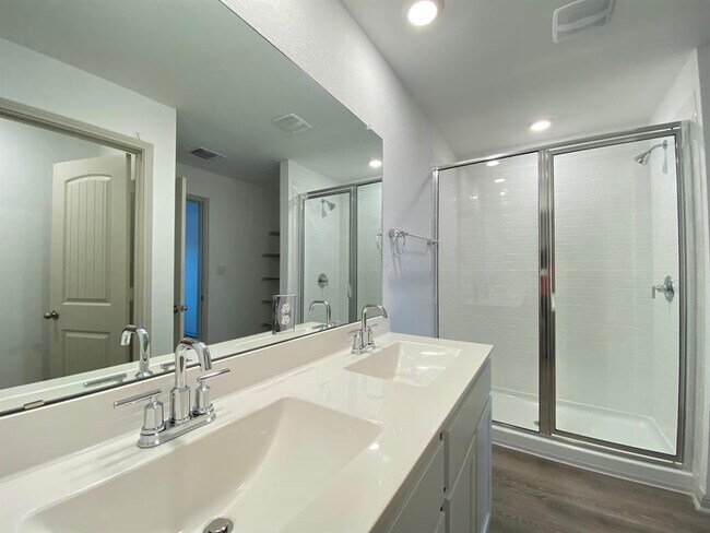 Building Photo - 123 Sweetwater Crk Ln