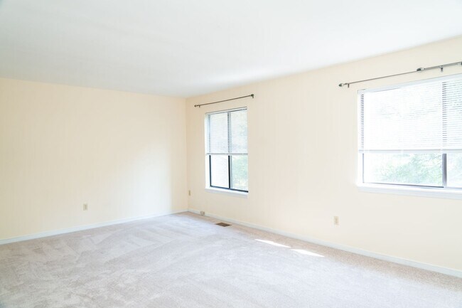 Building Photo - 1054 Cheshire Ct