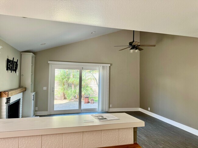 Building Photo - 3027 Oakwood Ln