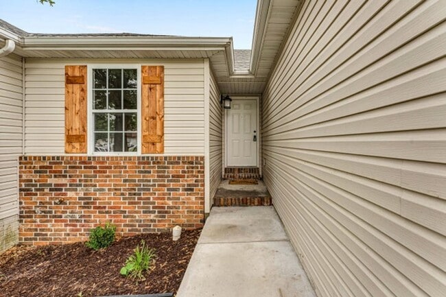 Building Photo - NIXA-5 Bed, 3 bath REMODELED Home | Walkou...