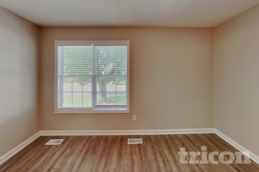 Building Photo - 2112 McKinnon Dr