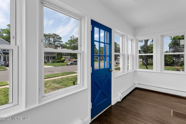 Building Photo - 608 Mercer Ave