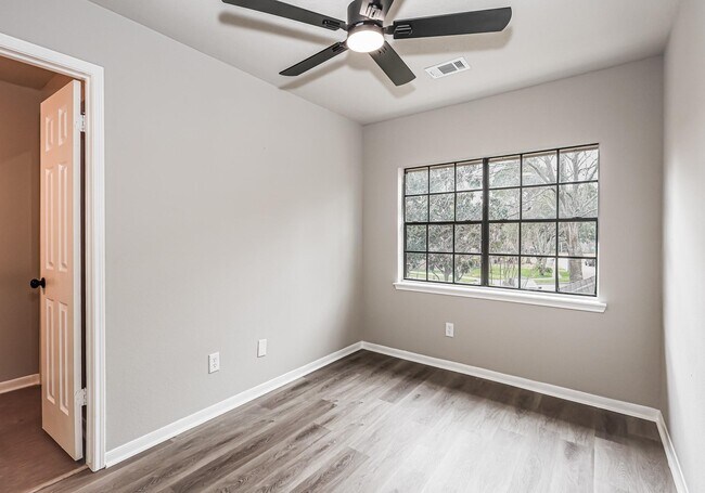 Building Photo - 18703 Evergreen Falls Dr