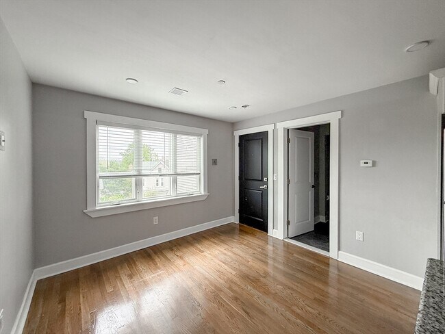 Building Photo - 468 Salem St