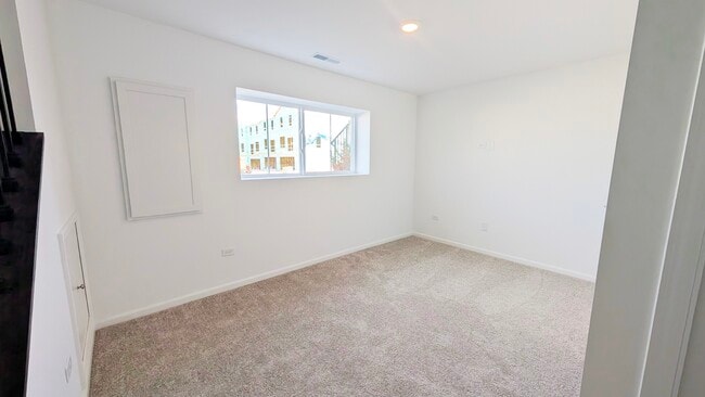 Building Photo - 527 Red Oak Cir