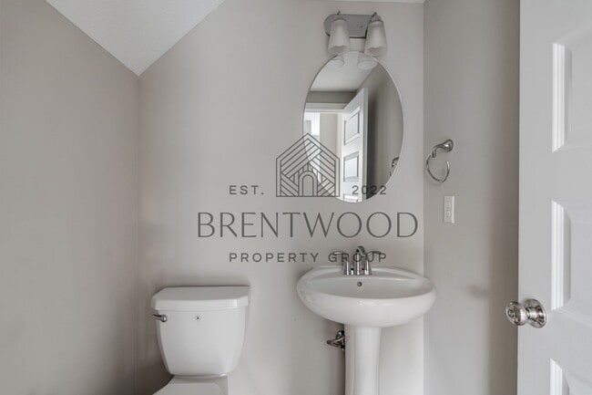 Building Photo - Move-In Ready Modern Townhome in Sought-Af...