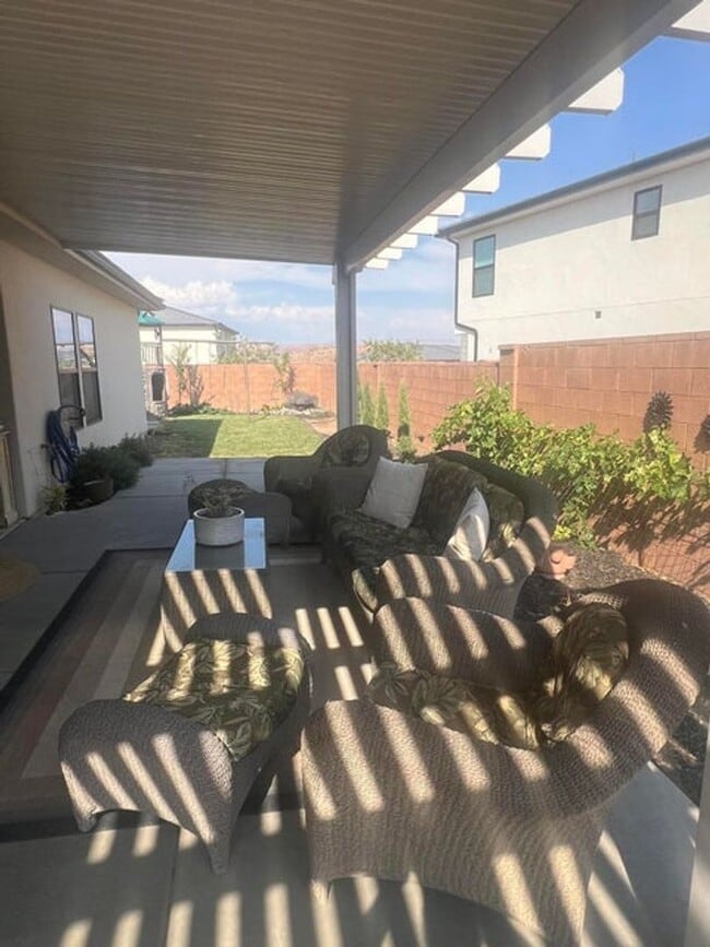 Building Photo - Stunning 4 Bedroom Home!