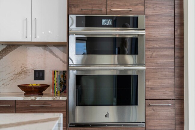 Building Photo - 301 1st St S