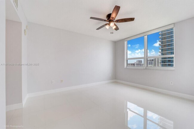 Building Photo - 2000 N Bayshore Dr