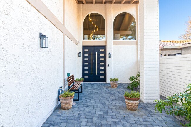 Building Photo - Stunning Remodeled 4-Bedroom Home in Exclu...