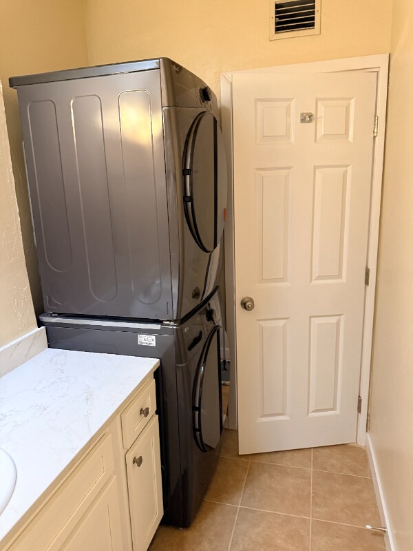 Building Photo - 755 E Holaway Dr