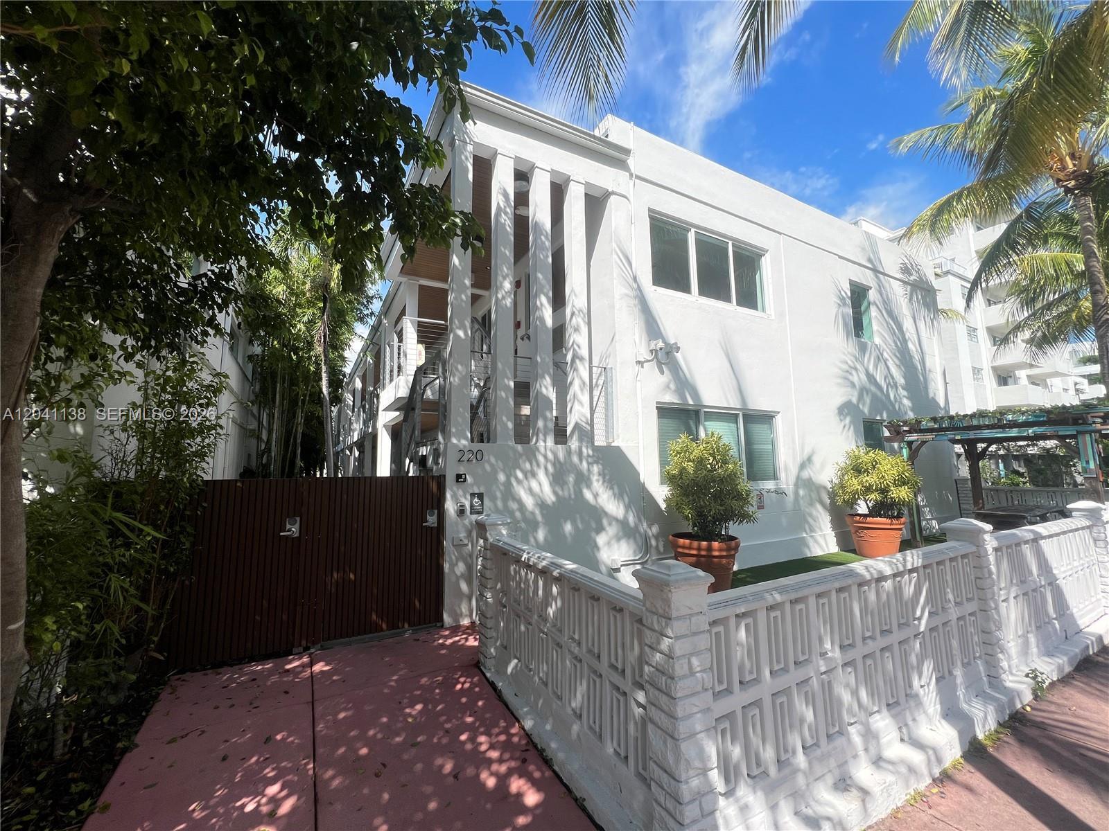 Building Photo - 220 Collins Ave