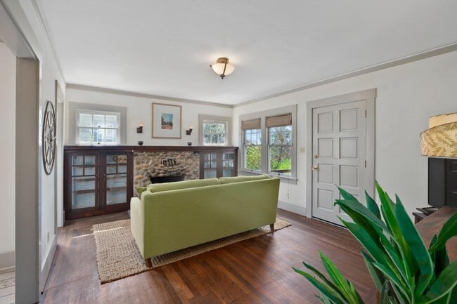 Building Photo - 114 Fairbanks St