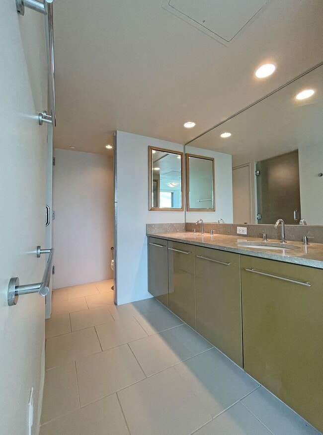 Building Photo - Capitol Place - High Floor!