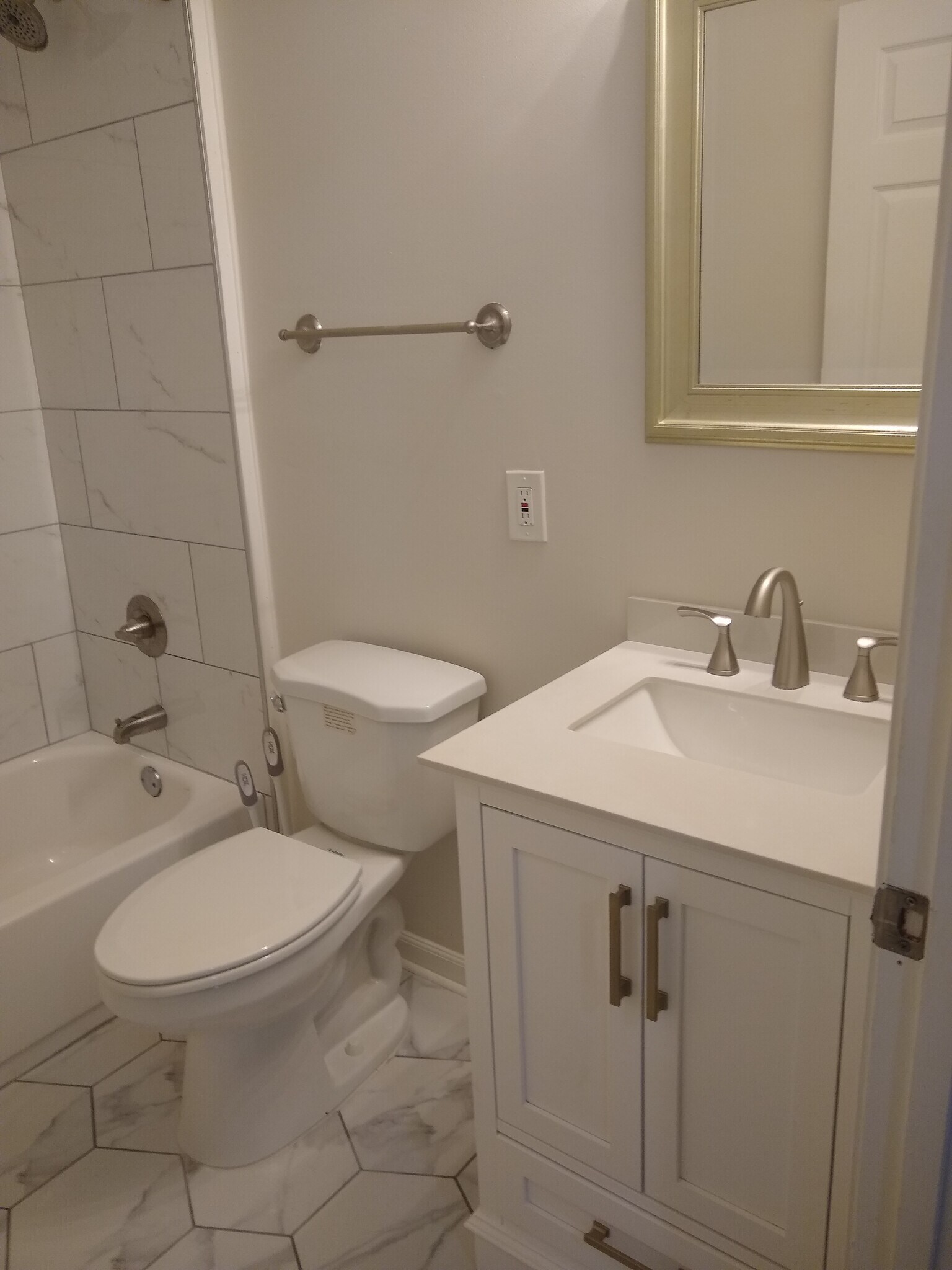 Unit 339 bathroom - 339 Stokes Ave SE