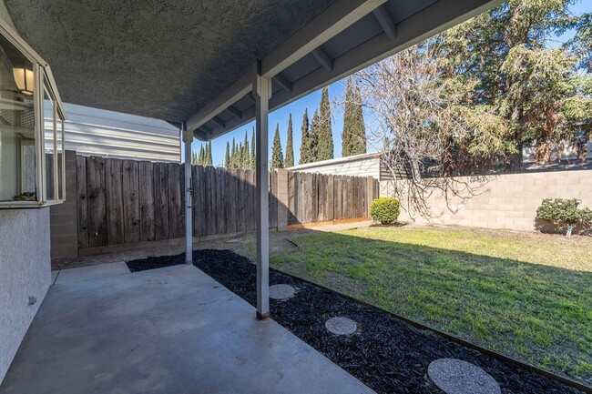 Building Photo - 3 bedroom minutes from shopping & freeway access!