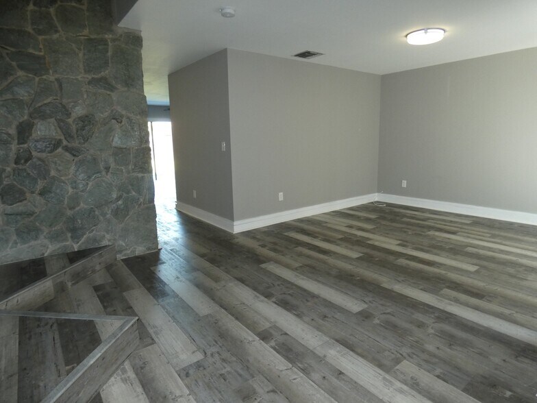 Building Photo - 14212 NE 4th Ave