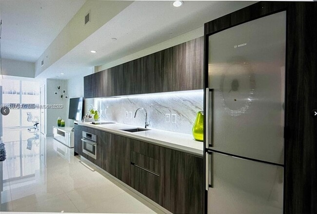 Building Photo - 851 NE 1st Ave