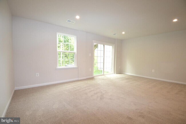Building Photo - 528 Landing Dr