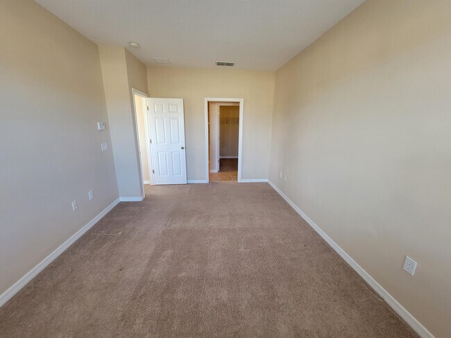 Building Photo - 2223 Seven Oaks Dr
