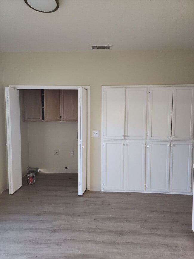 Building Photo - 3 Bedroom, 2 Bath 2 Car Garage Home