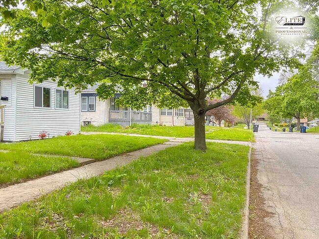 Building Photo - Charming Pet-Friendly 2BR Home with Fenced Yard & Modern Amenities in Flint!