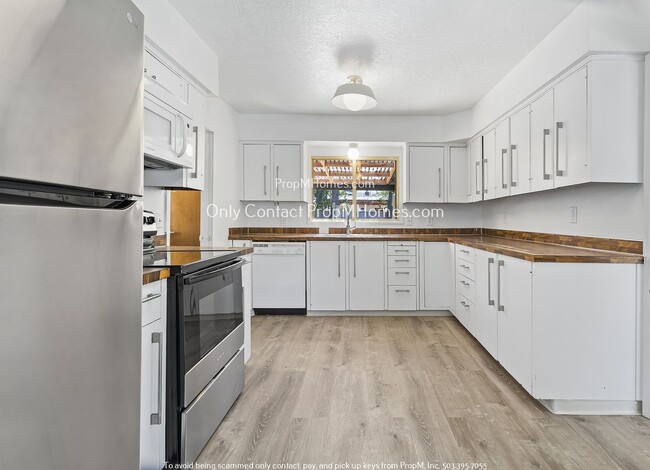 Building Photo - Charming Three Bedroom in Woodstock Neighborhood!