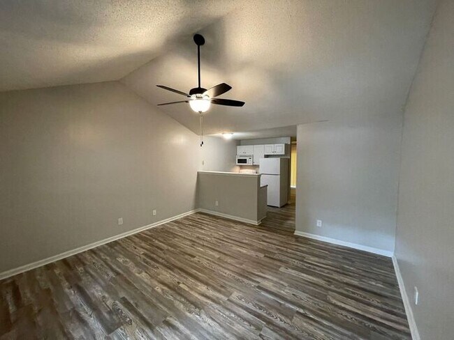 Building Photo - Beautiful One Bedroom Apt in Cotswold Neig...