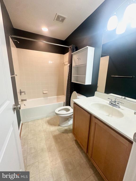 Building Photo - 19 Steeplechase Dr
