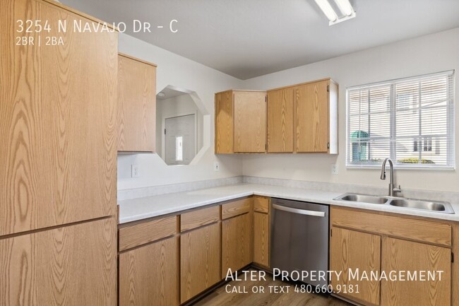 Building Photo - Charming 2-Bedroom Townhouse with Garage i...