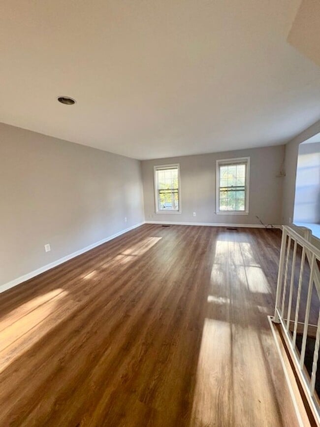 Building Photo - Beautiful end-unit townhome. Walkout basement. Quiet community